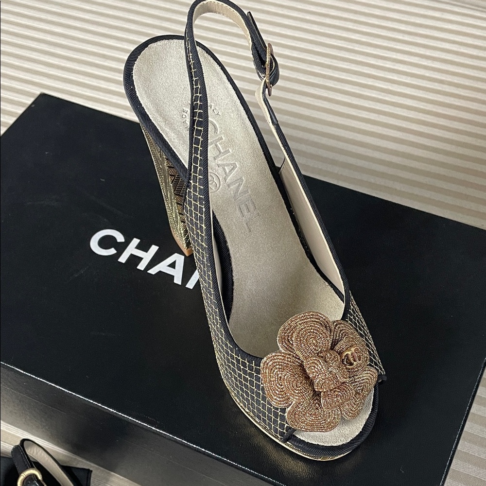 CHANEL Camellia Gold Flower Black 35 / 5 B  slingback heels - Picture 5 of 17